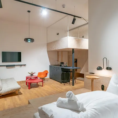 Fabrik Hotel *