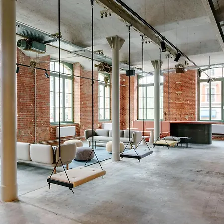 Fabrik Hotel *